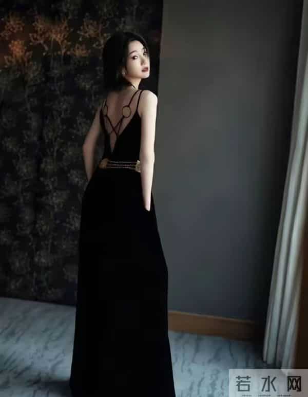 毛晓彤吊带黑丝裙纯欲感拉满，性感又藏着初恋甜