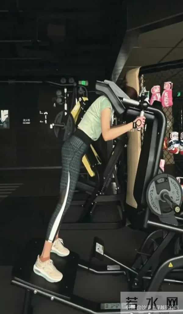 关晓彤健身照太真实!汗流浃背练出蚂蚁腰,原来好身材没有捷径