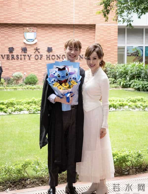 罗霖参加29岁长子硕士毕业礼，晒母子合照颇感慨，一人养大仨儿子