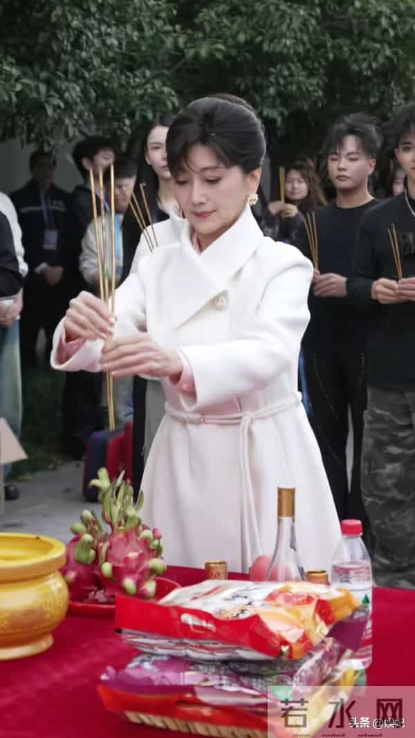 72岁赵雅芝最新穿搭：盘发+白色大衣，尽显优雅知性，美得像52岁