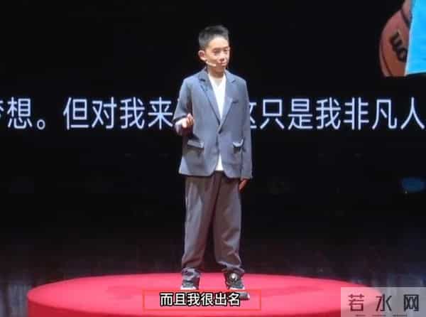 应采儿带娃出通告,素颜肿胀但满脸自豪,儿子后台背稿累到瘫桌上