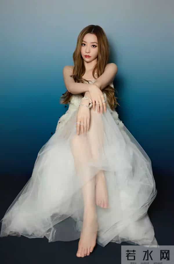 张靓颖 这大长腿自带高光，走两步就让人移不开眼，身材好绝！