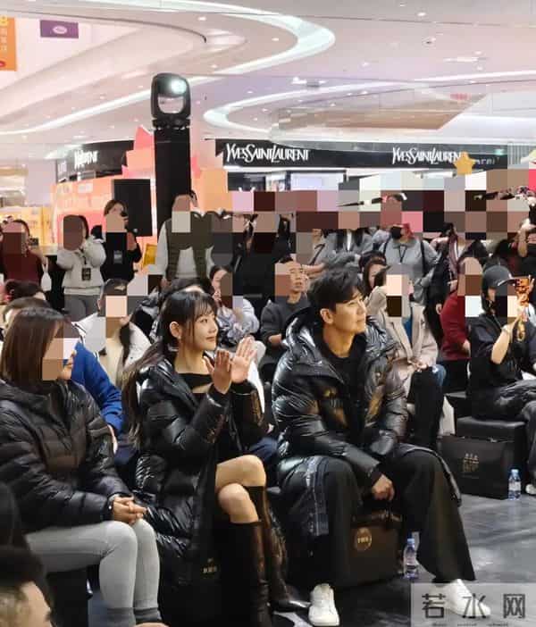 于晓光夫妇合体营业！46岁秋瓷炫皮肤白皙又高又瘦，颜值依旧能打