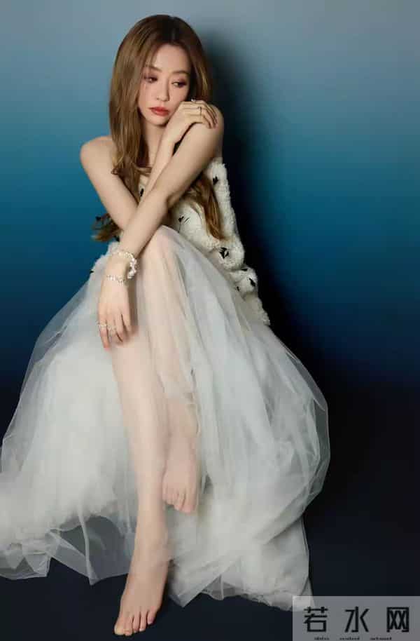 张靓颖 这大长腿自带高光，走两步就让人移不开眼，身材好绝！