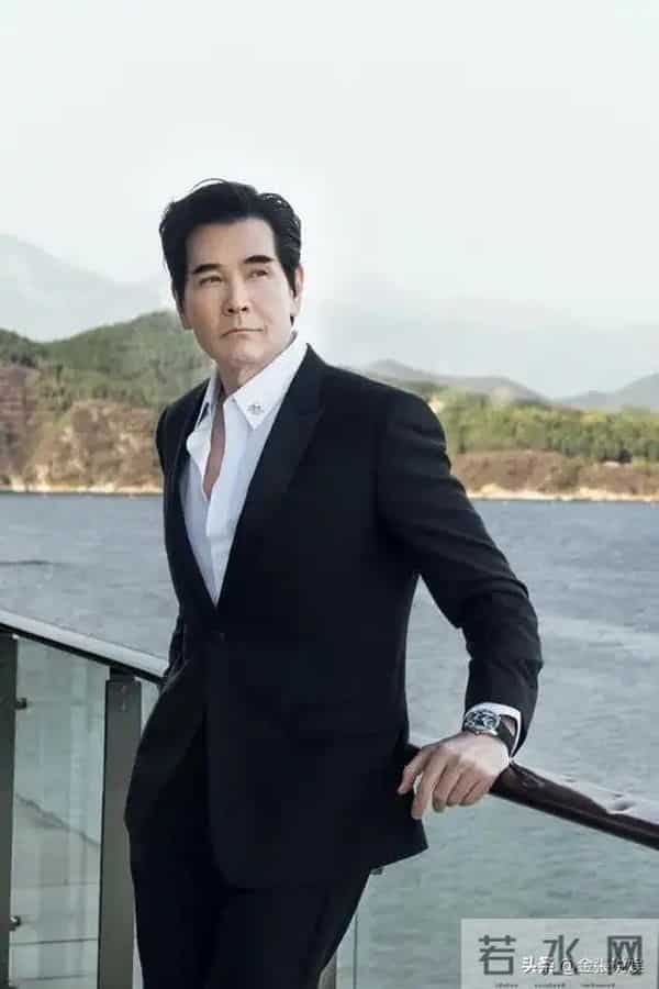 费翔在英国独居