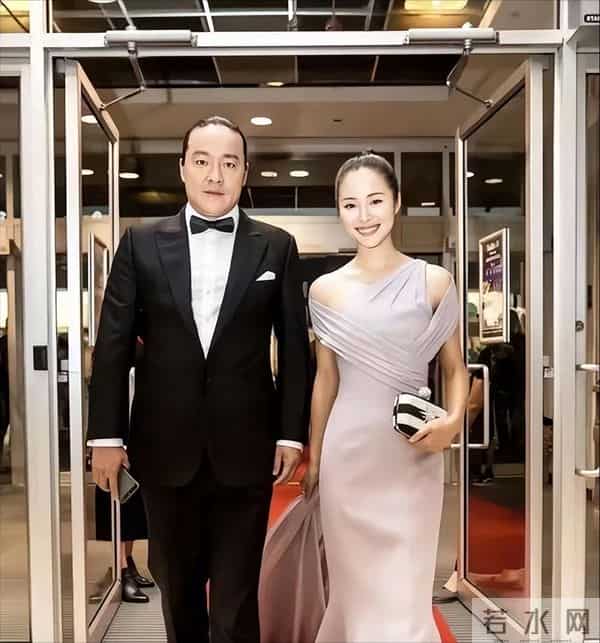 江一燕温州街头被偶遇,穿短裙腿被冻到黑紫,脸馒化到差点认不出