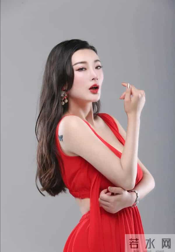 王李丹妮-身材丰腴，一袭红裙韵味十足，不愧被称为“山中女神”