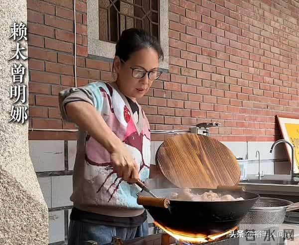 赖昌星前妻近况好落魄！独自返回福建老宅，儿媳参与直播才50多人