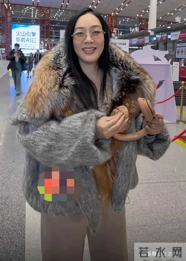 同是160斤 中分黑长直 胸大肩宽 李湘被骂肥头大耳 夸钟丽缇长相高级