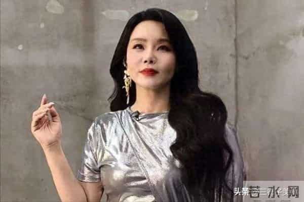 官宣离婚一年后，50岁的龚琳娜喜讯不断，外国前夫却只能发酸评