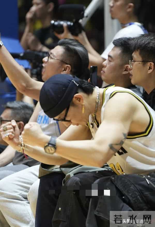 吴建豪体脂率不到10 脸上仅剩一层皮变巴掌脸 冬天只穿吊带背心出门