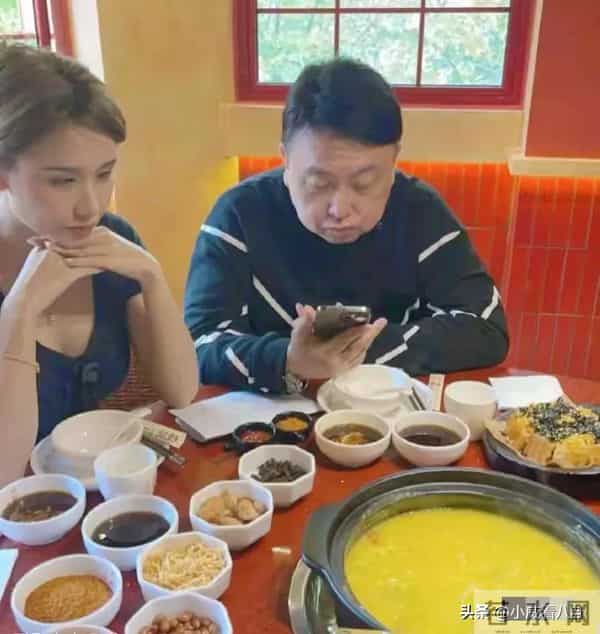 70岁导演王晶带着晶女郎在成都吃火锅,王晶肚子好大 晶女郎身材好