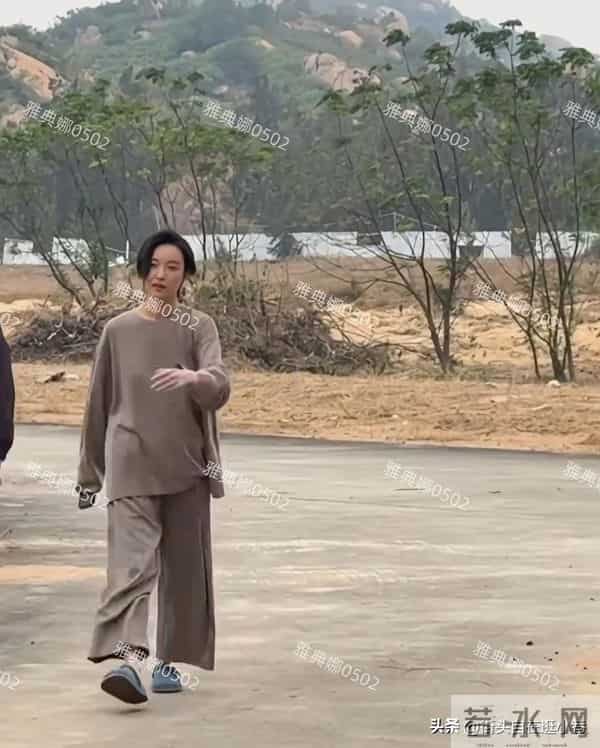 江门偶遇倪妮拍戏，新造型突破真大，短发村妇差点认不出