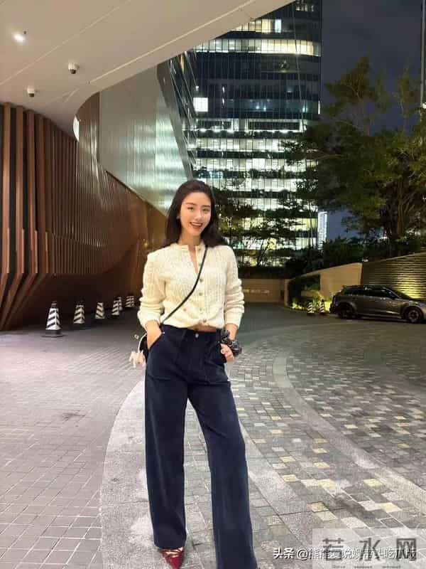 杨采钰会穿是数一数二的!米白绞花毛衣+尖头鞋,时髦洋气又高级