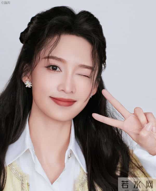 李沁牛仔短裤穿搭写真,这个腿绝了,极品太美了