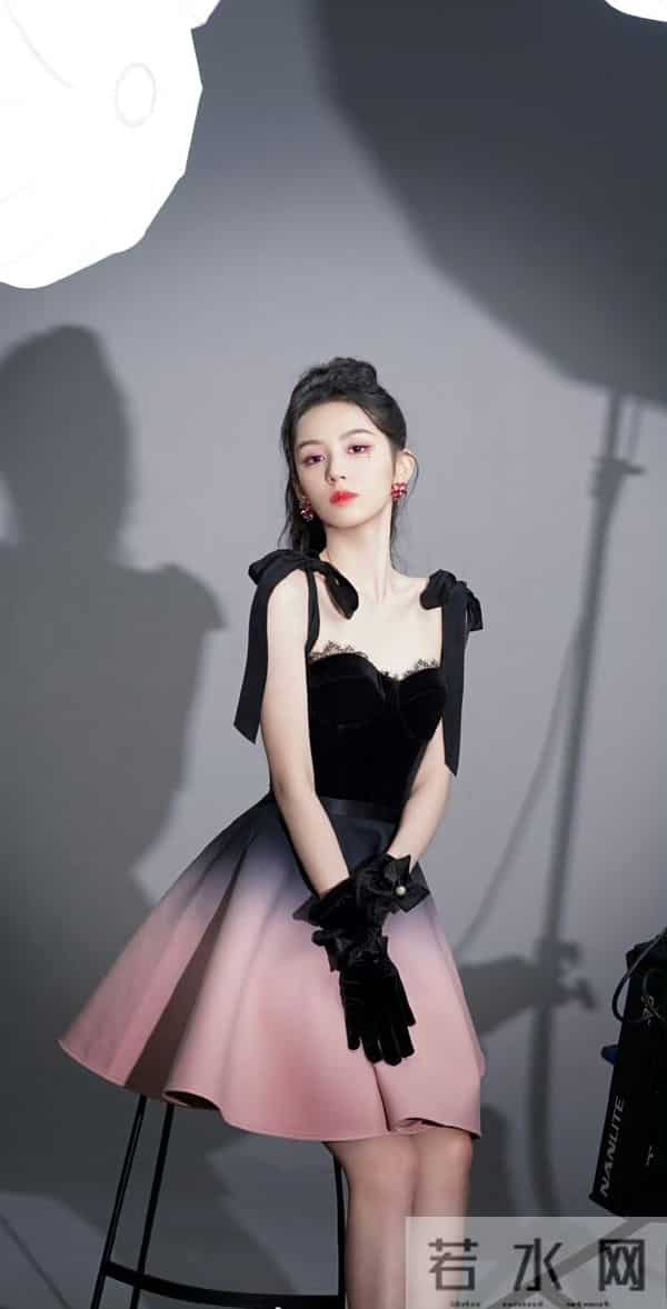 周也 黑色渐变裙的小公主