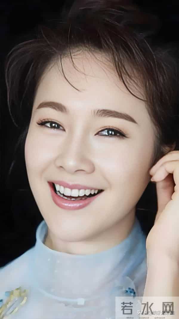 红裙衬得左小青明艳动人，精致造型尽显迷人风采