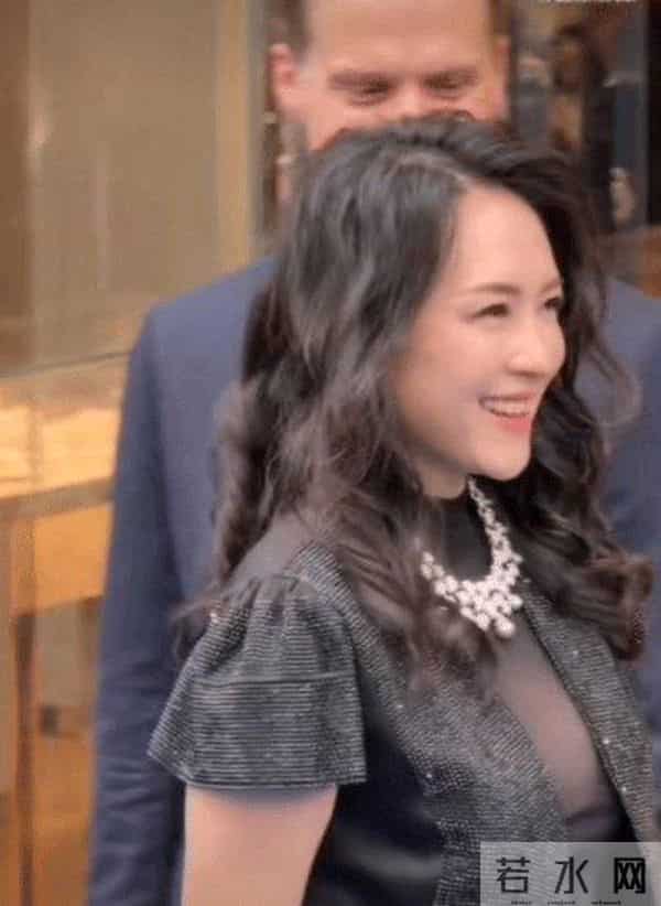 蒂芙尼活动上46岁章子怡骤显衰老，肌肤浮肿骨感干瘪，面相大变