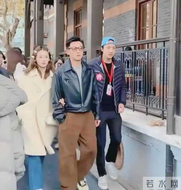 39岁郑恺携妻苗苗重返上戏学院参加校庆,十指相扣男帅女美太亮眼