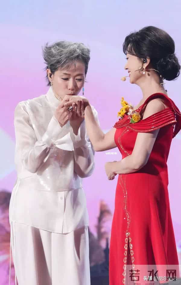 看了赵雅芝全家福，再看拼命赚钱的叶童，才知两人的差距早已明显