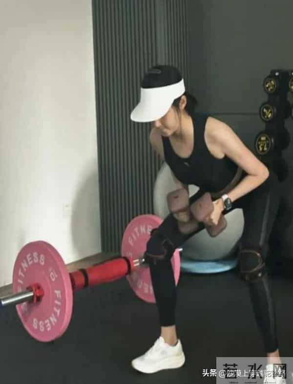 关晓彤健身照太真实!汗流浃背练出蚂蚁腰,原来好身材没有捷径