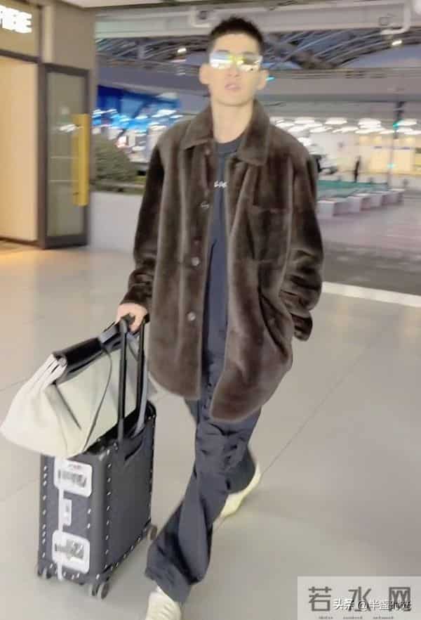 41岁张翰在机场被偶遇，他穿着绒毛大衣，身材修长，眼镜泛光 帅气