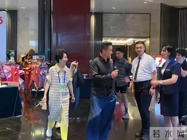 阎维文妻子近照曝光,抗癌35年萎缩驼背,夫妻仅差一岁却像两代人