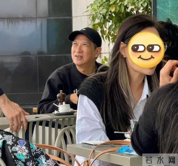 张家辉比郭富城大一岁，61岁的他老人味十足，脸部松垮，两鬓斑白