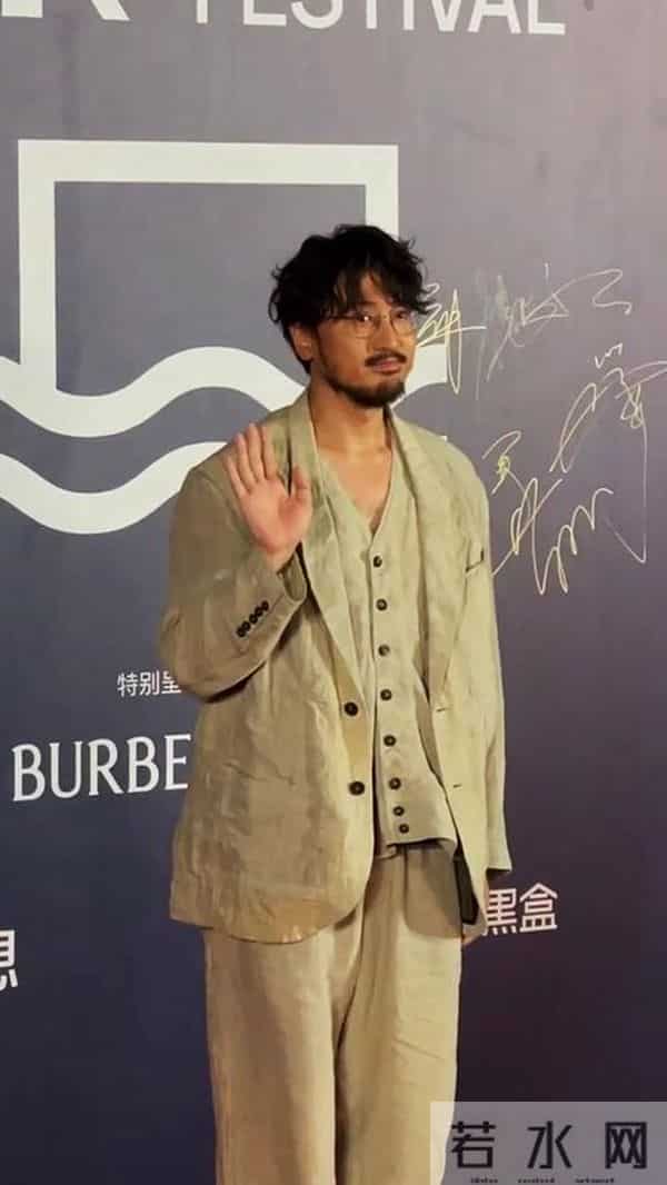 上戏80周年庆，雷佳音王传君同框，陈赫挽着杜江胳膊，于和伟也在