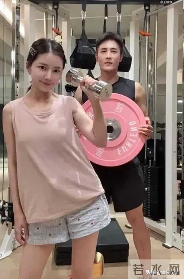 王灿晒胖了16斤自拍照!肚子赘肉藏不住,杜淳忙帮搭配衣服好奢华