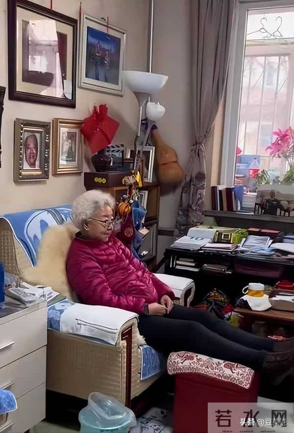 97岁田华现状曝光，和小孙子相依为命，住破旧老房子，日子清贫