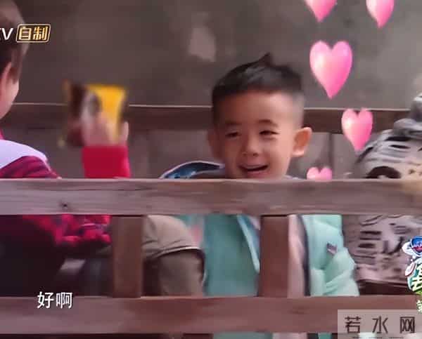 应采儿带娃出通告,素颜肿胀但满脸自豪,儿子后台背稿累到瘫桌上