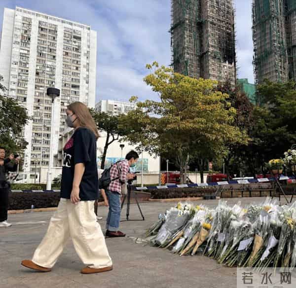 香港艺人自发悼念火灾逝者,苏玉华现场献花默哀,黄浩然寺庙诵经