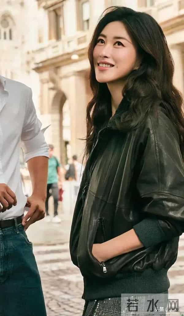 朱珠穿衣太“放纵” 真空穿夹克 拉链在中间露肤 一般人真不敢