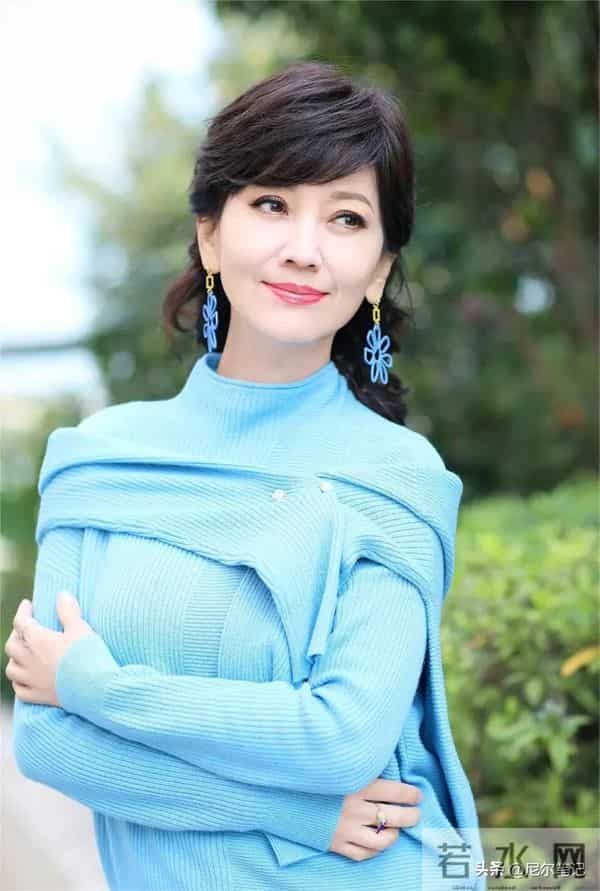 看了赵雅芝全家福，再看拼命赚钱的叶童，才知两人的差距早已明显