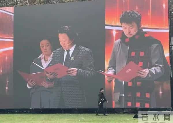 上戏80周年，众多明星出席校庆，郑恺和苗苗夫妇携手亮相校园