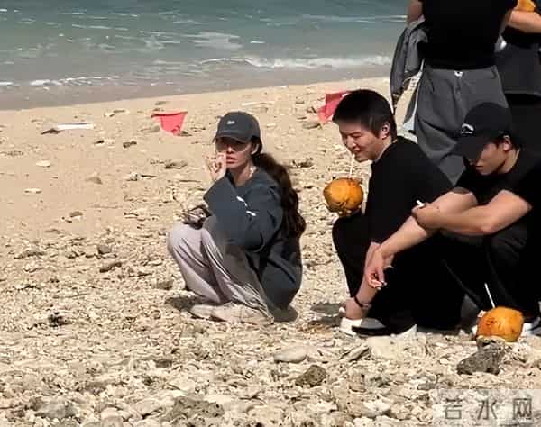 郭碧婷三亚海边捡石头,素颜眼窝深凹很疲惫,带5位助理照顾父亲