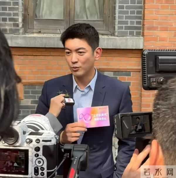 上戏80周年庆，雷佳音王传君同框，陈赫挽着杜江胳膊，于和伟也在