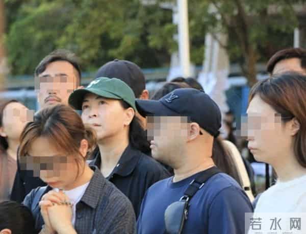 香港艺人自发悼念火灾逝者,苏玉华现场献花默哀,黄浩然寺庙诵经