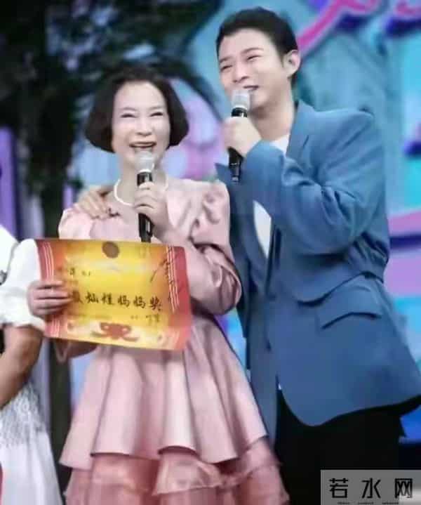 悲情女人仲小萍:因儿子31年不嫁,两次被辜负,霍尊输了回到原点