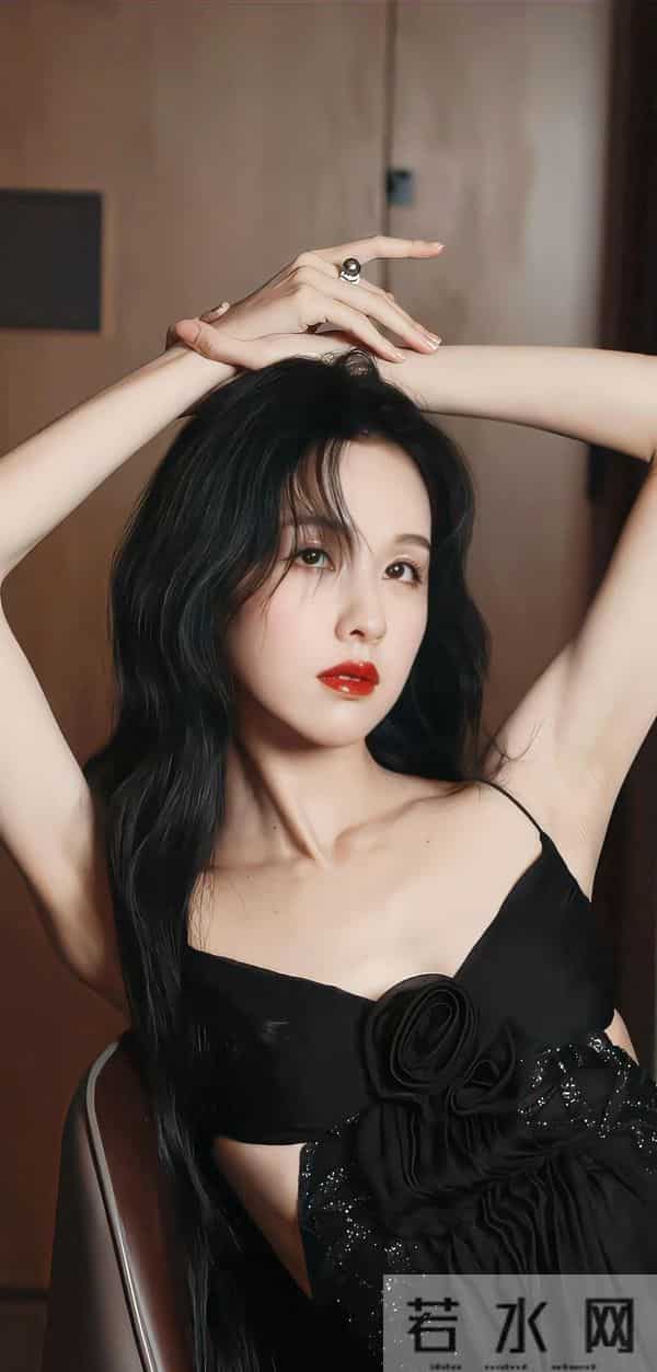 陈都灵 黑色吊带