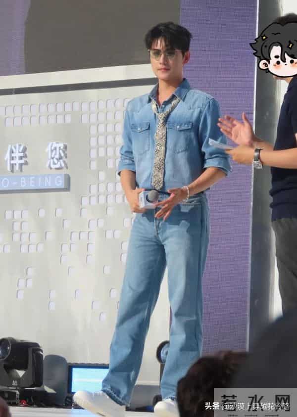 校草杨洋帅气现身重庆,唯一的缺点就是有点矮,壮实了不少