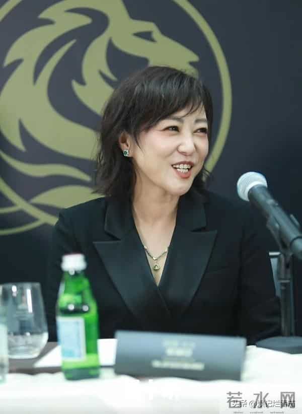 金狮大赏评委郝蕾,面对犀利问题只能尬笑,奖项颁发后好打脸