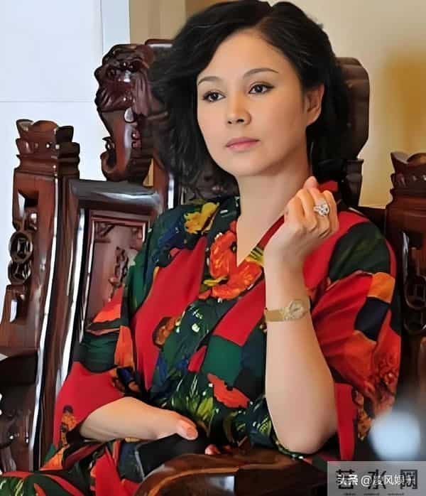 19岁嫁豪门,20岁生儿子,月子没坐完就逃离豪门,如今过得如何了