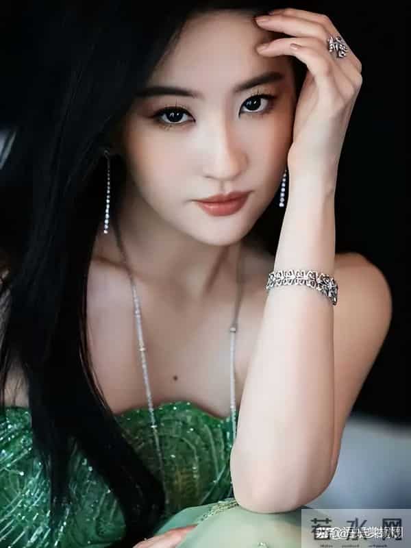 刘亦菲的美,清冷仙气,美得人不敢靠近