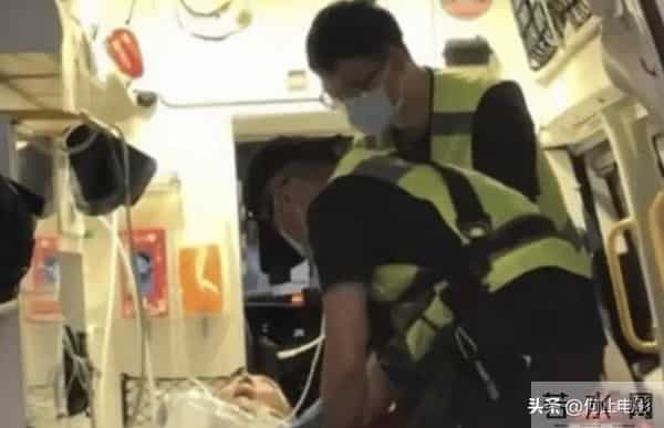 57岁袁惟仁瘦到只剩骨架送医院，成植物人三年，全靠母亲姐姐照顾