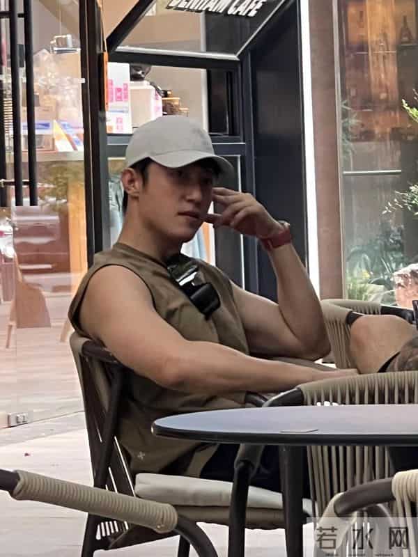 黄景瑜广西被偶遇,开京A牌照30万豪车,全程手挡太阳防止晒脸