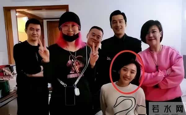 眼里没光了！47岁薛佳凝断崖式衰老，和高调秀二胎的胡歌两个画风