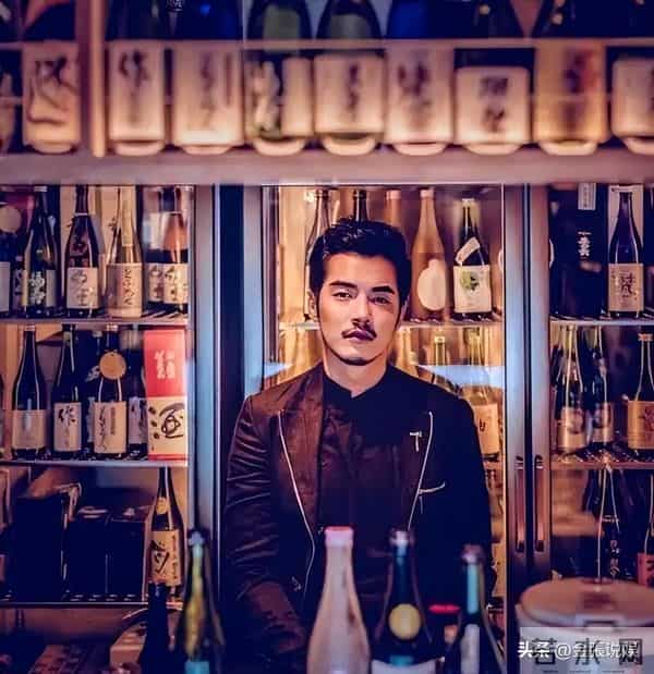 郑恺晒与陈赫等10人合影,被扒P掉7处烟盒打火机,遭吐槽一群老登