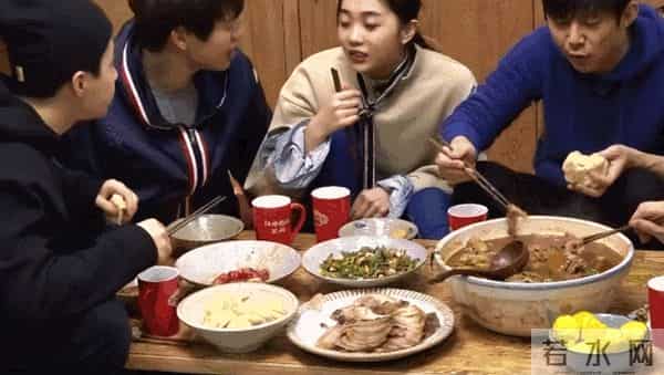 黄磊挥泪告别《向往的生活》，何炅陪伴在侧，张艺兴四人鞠躬致敬